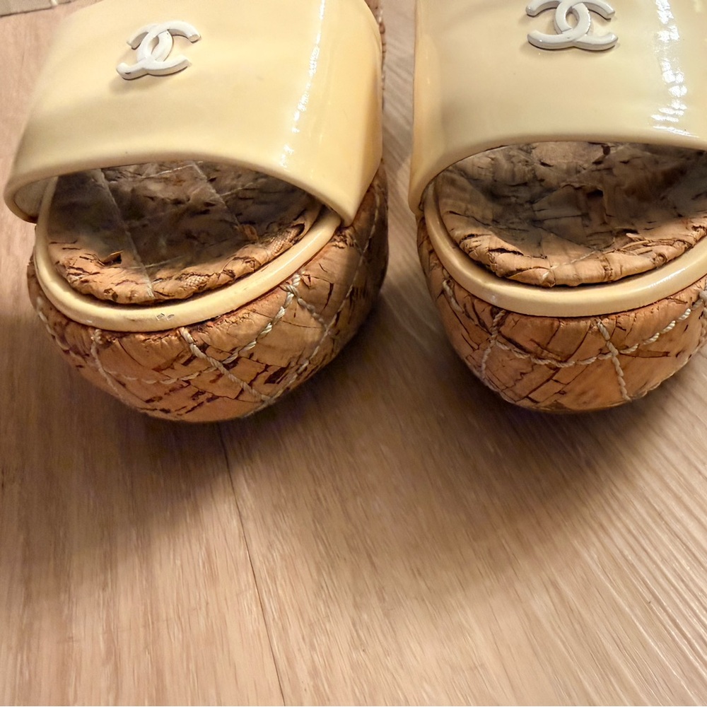 Chanel White Patent Leather Cork Wedge Sandal with iconic interlocking CC - Picture 11 of 15